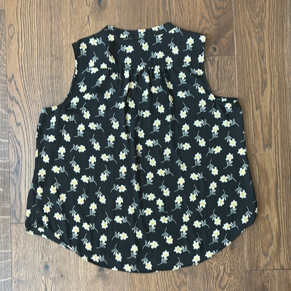 Vince Camuto flower sleeveless v-neck blouse - Picture 4 of 5